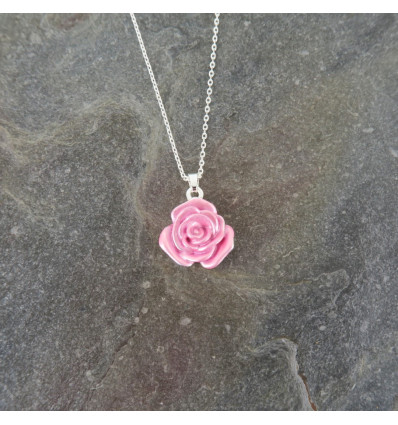 PENDENTIF ROSE ROSE AV CHAINE